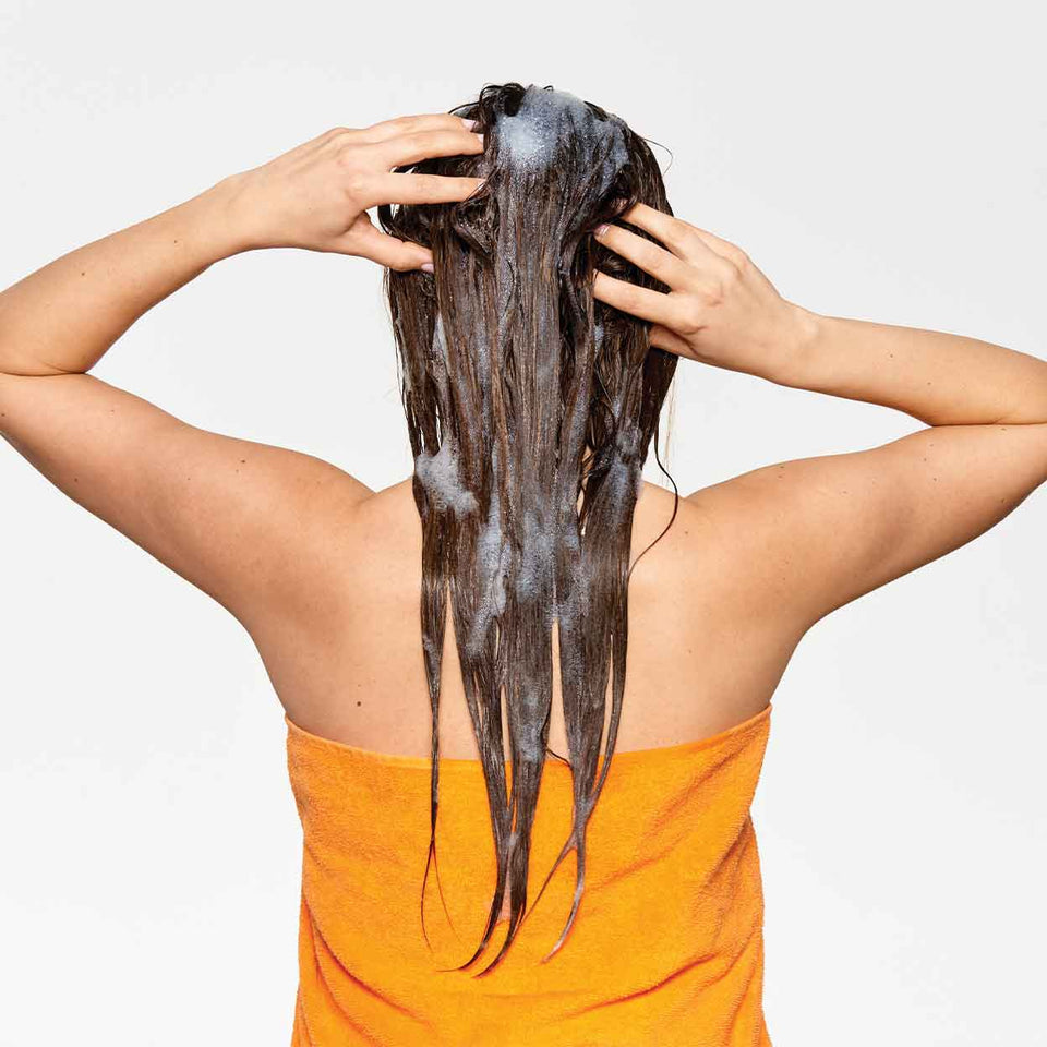 milk-shake-normalizing-shampoo-application