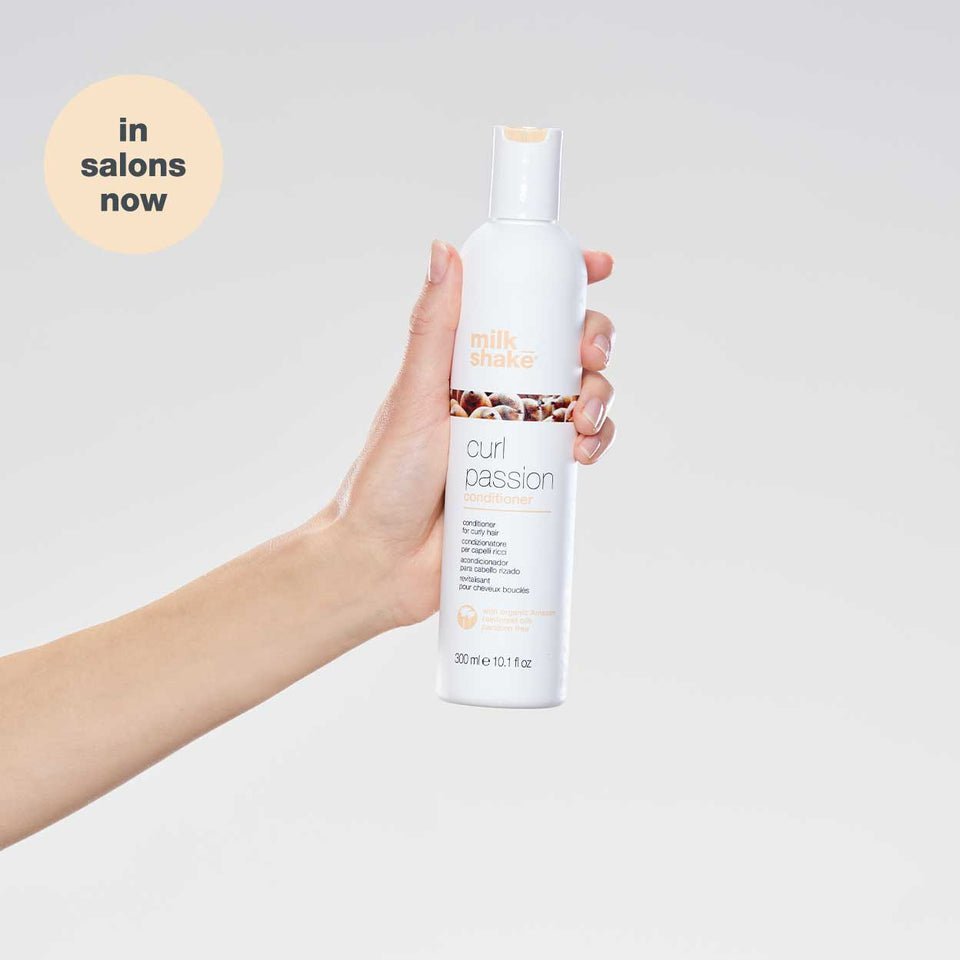 milk-shake-curl-passion-conditioner-in-hand